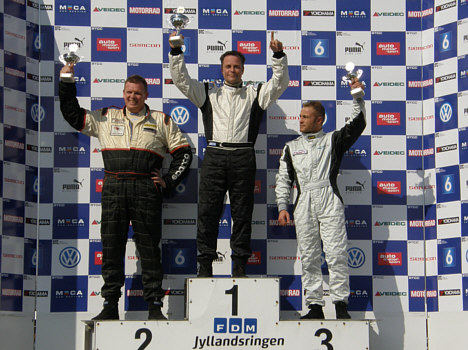 Claus Christensen på podiet igen, her sammen med Michael Klostermann på 2. pladsen (tv.) samt Dennis Holbæk Pedersen på 3. pladsen (th.).